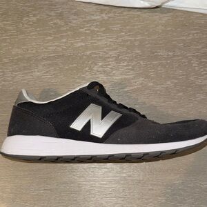 NEW BALANCE | Women’s Lifestyle Sneakers in Black and Silver